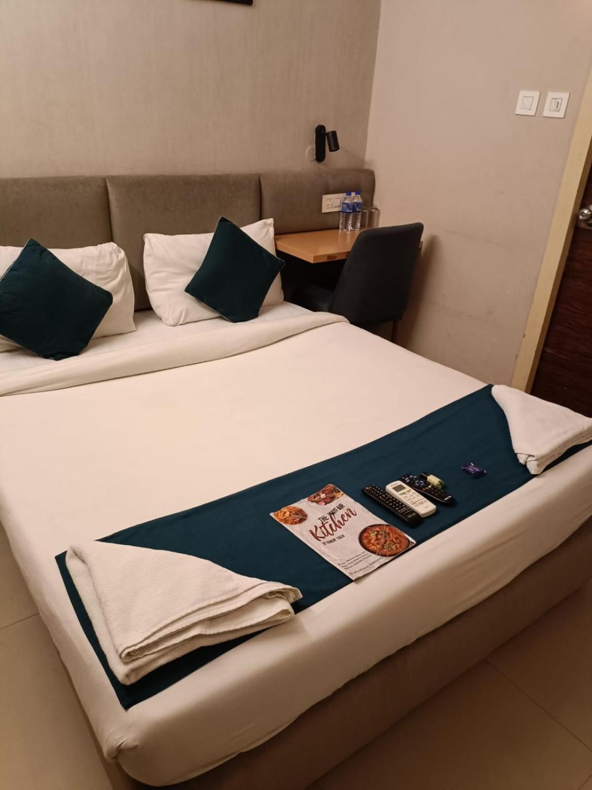 Hotel Mayfair Tower Колката Екстер'єр фото